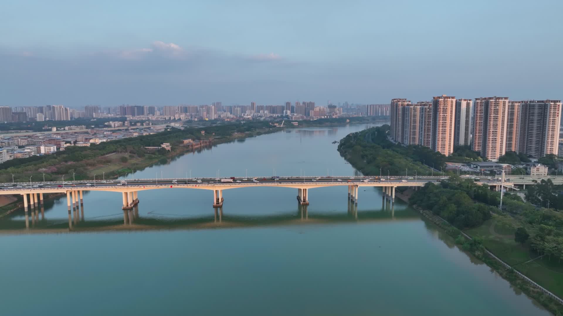 4K航拍南宁清川大桥车流视频的预览图
