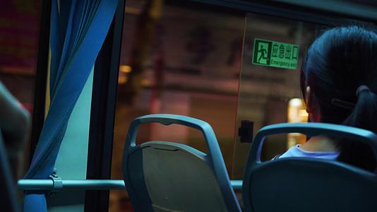 公交车上孤独下班做公交茶叶空镜头夜景视频的预览图
