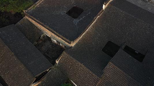 航拍湖南湘西茶峒古镇边城的古建筑屋顶视频的预览图