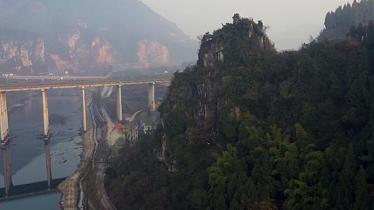 航拍湘西茶峒古镇边城附近的高架桥视频的预览图