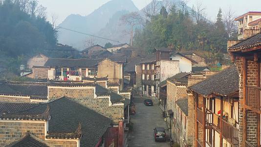 航拍清晨的湖南湘西茶峒古镇边城街巷视频的预览图