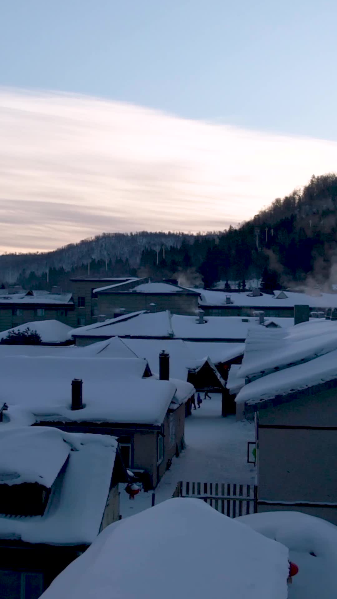 高清竖屏航拍美丽雪景屋檐之上视频的预览图
