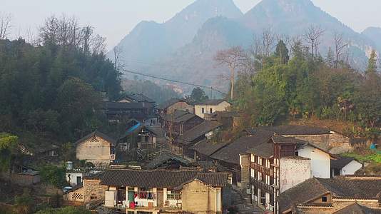 航拍清晨的湖南湘西茶峒古镇边城风景视频的预览图