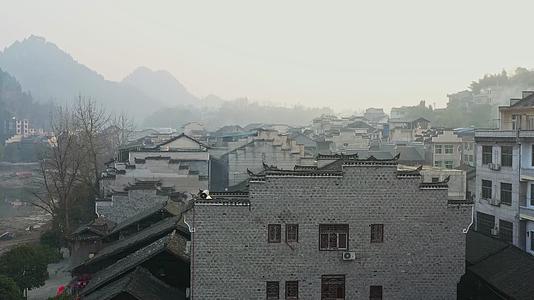 航拍湖南湘西茶峒古镇边城的建筑屋顶视频的预览图