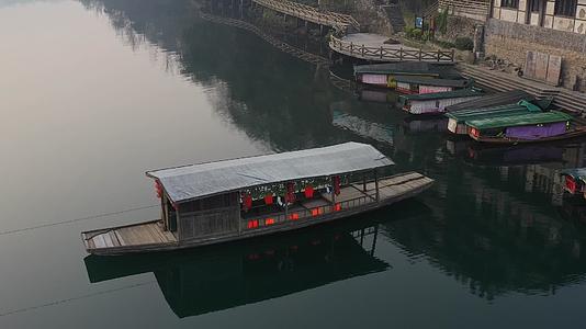 航拍湘西茶峒古镇边城的方头渡船视频的预览图