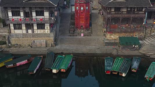 航拍清晨的湖南湘西茶峒古镇边城街巷视频的预览图