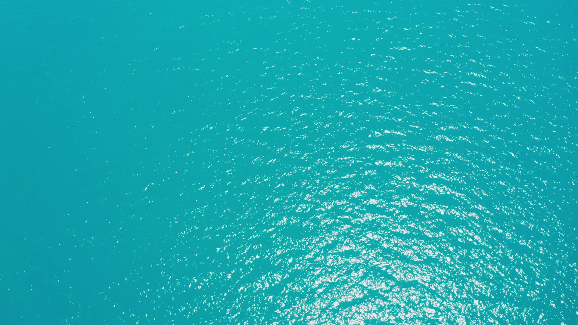 航拍佩枯措波光粼粼的湖面视频的预览图