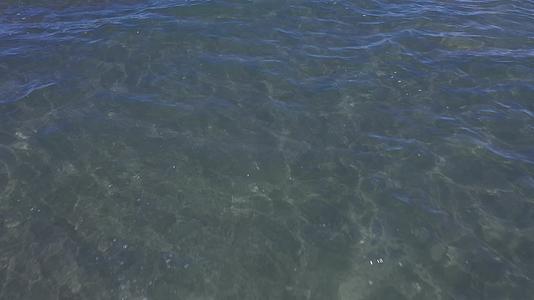 贴近水面航拍佩枯措湛蓝的湖面视频的预览图