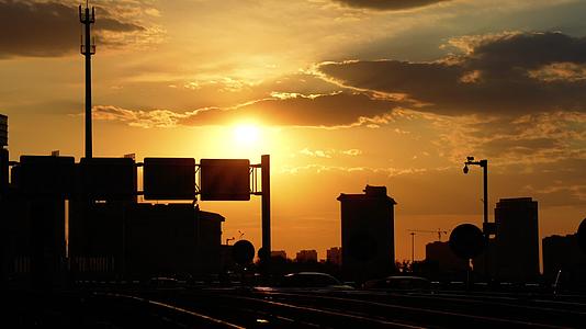 乌鲁木齐火车站的夕阳视频的预览图