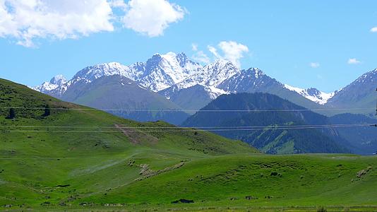 新疆伊犁昭苏的雪山草原视频的预览图