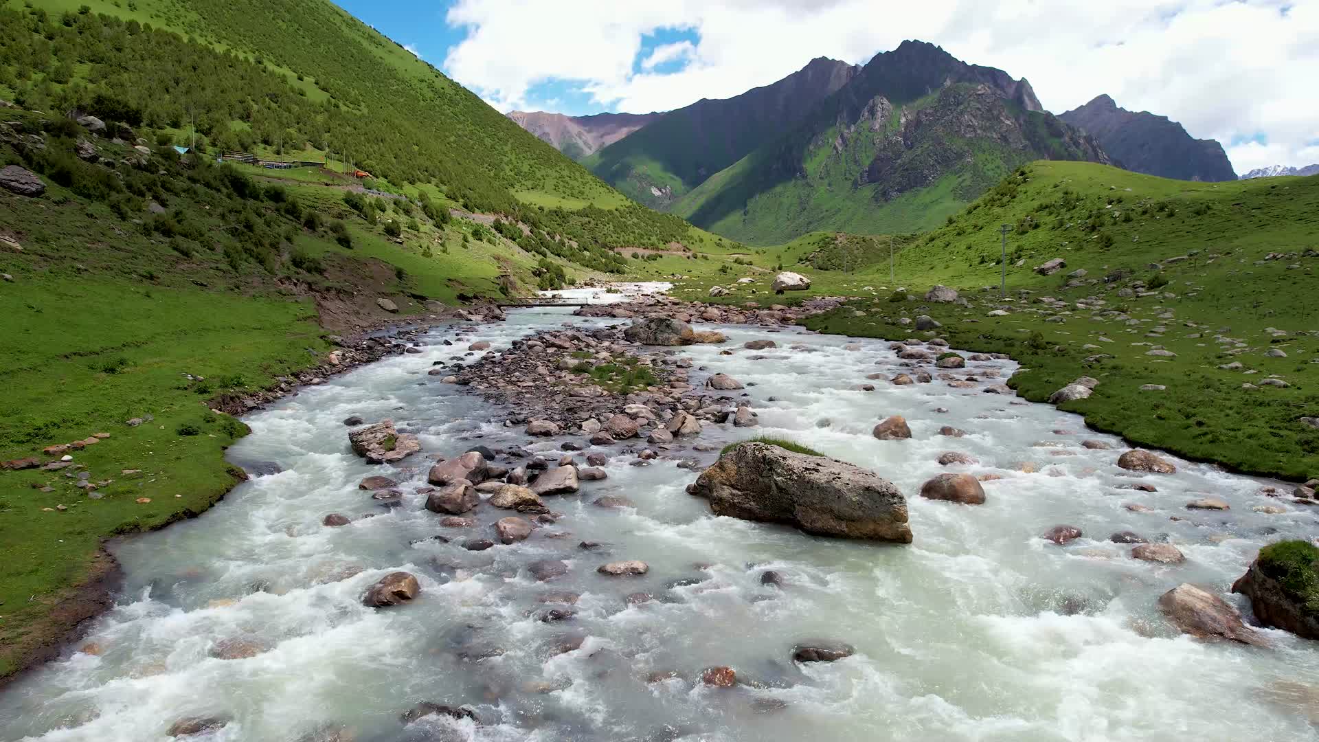 西藏自然风景高山草原河流村庄牦牛航拍4k视频的预览图