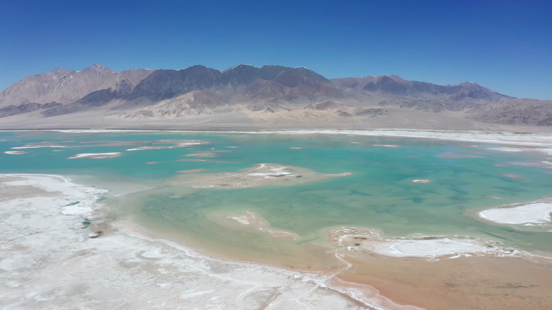 航拍西藏阿里聂尔错盐湖视频的预览图