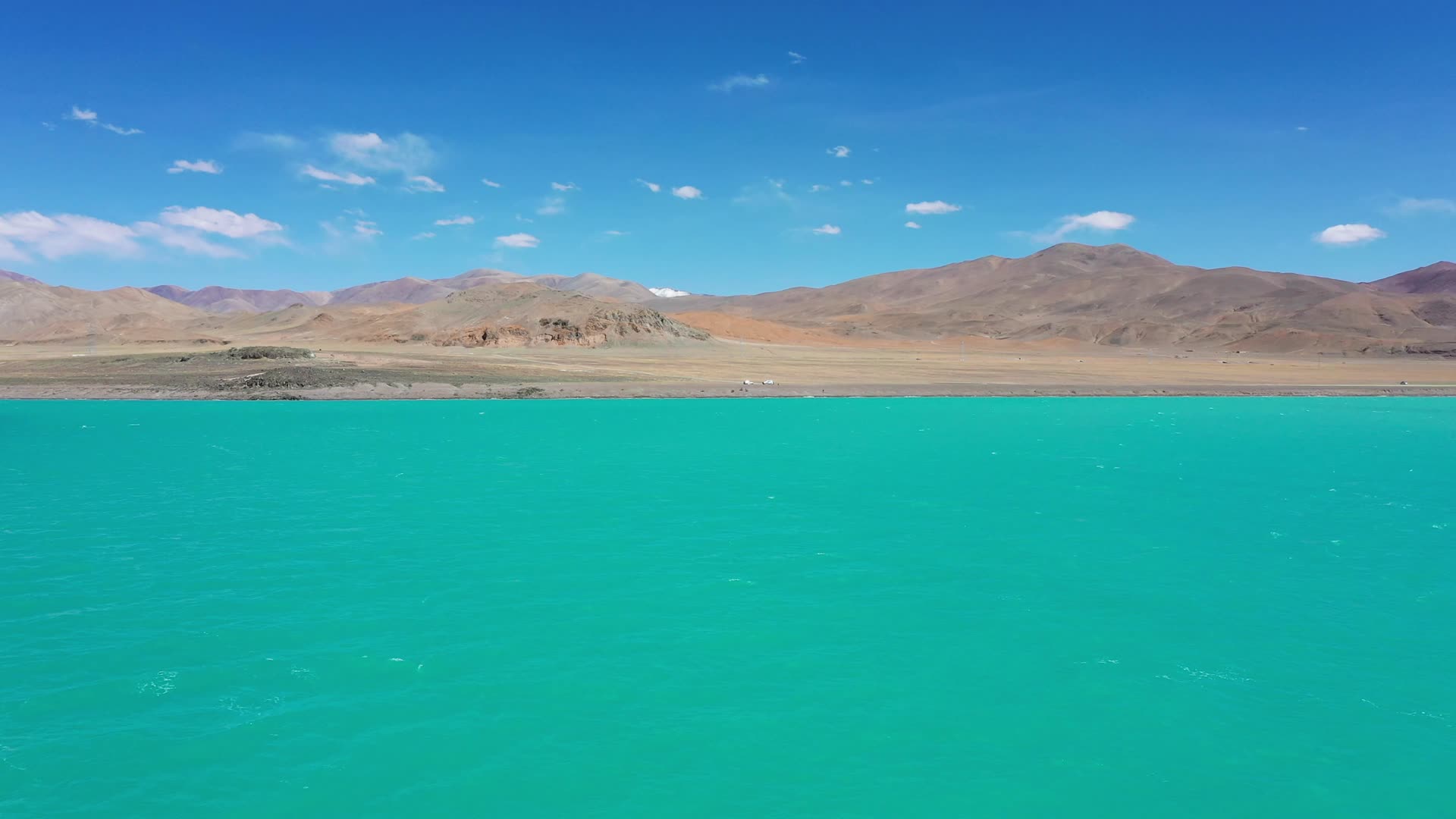 航拍西藏阿里别若则错风景视频的预览图