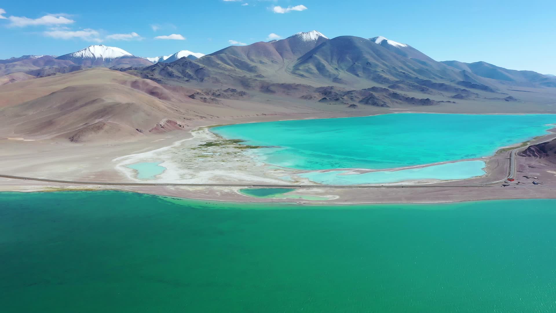 航拍西藏阿里物玛错和达绕错双湖同框视频的预览图