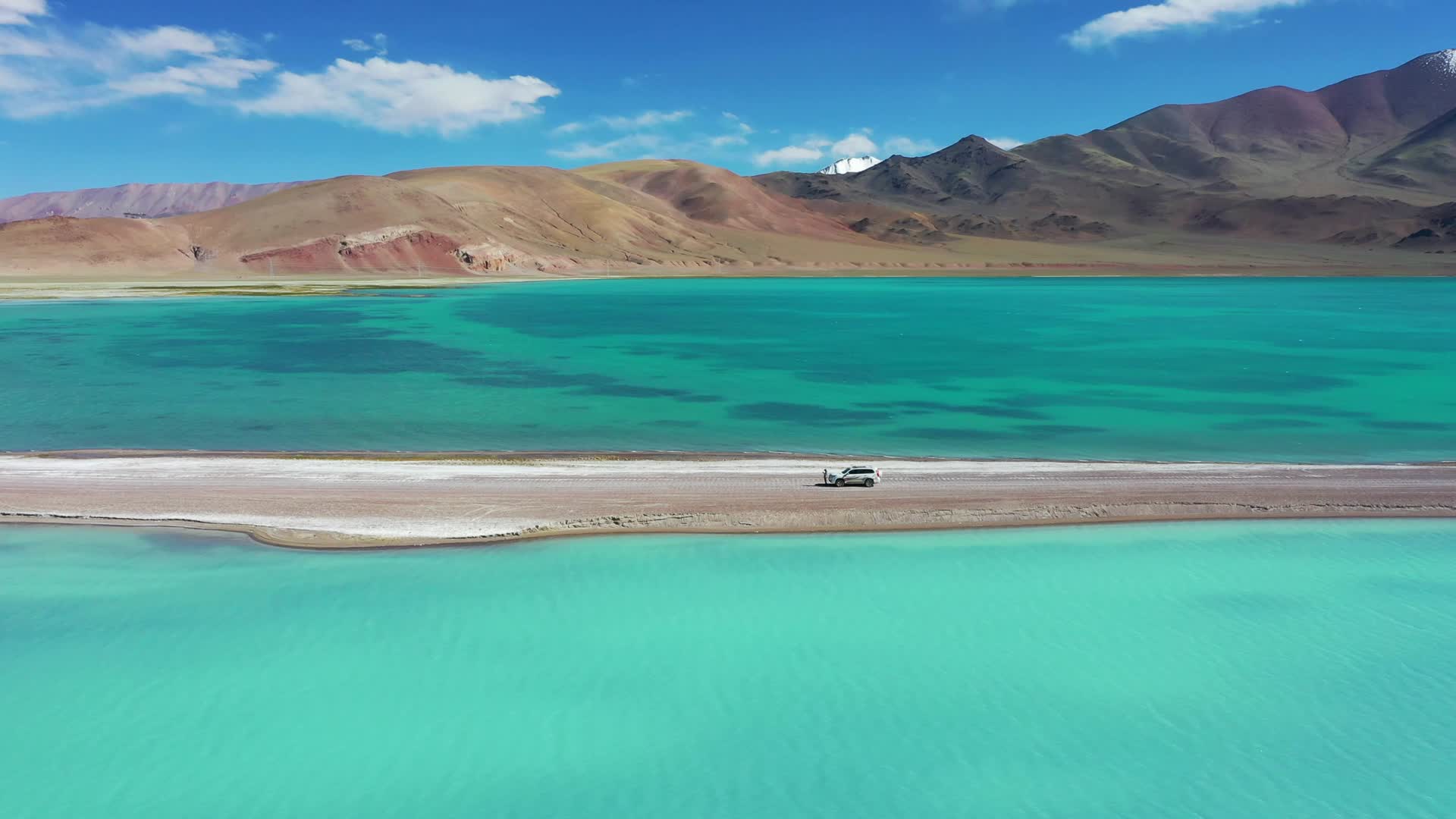 航拍西藏阿里物玛错和达绕错双湖同框视频的预览图