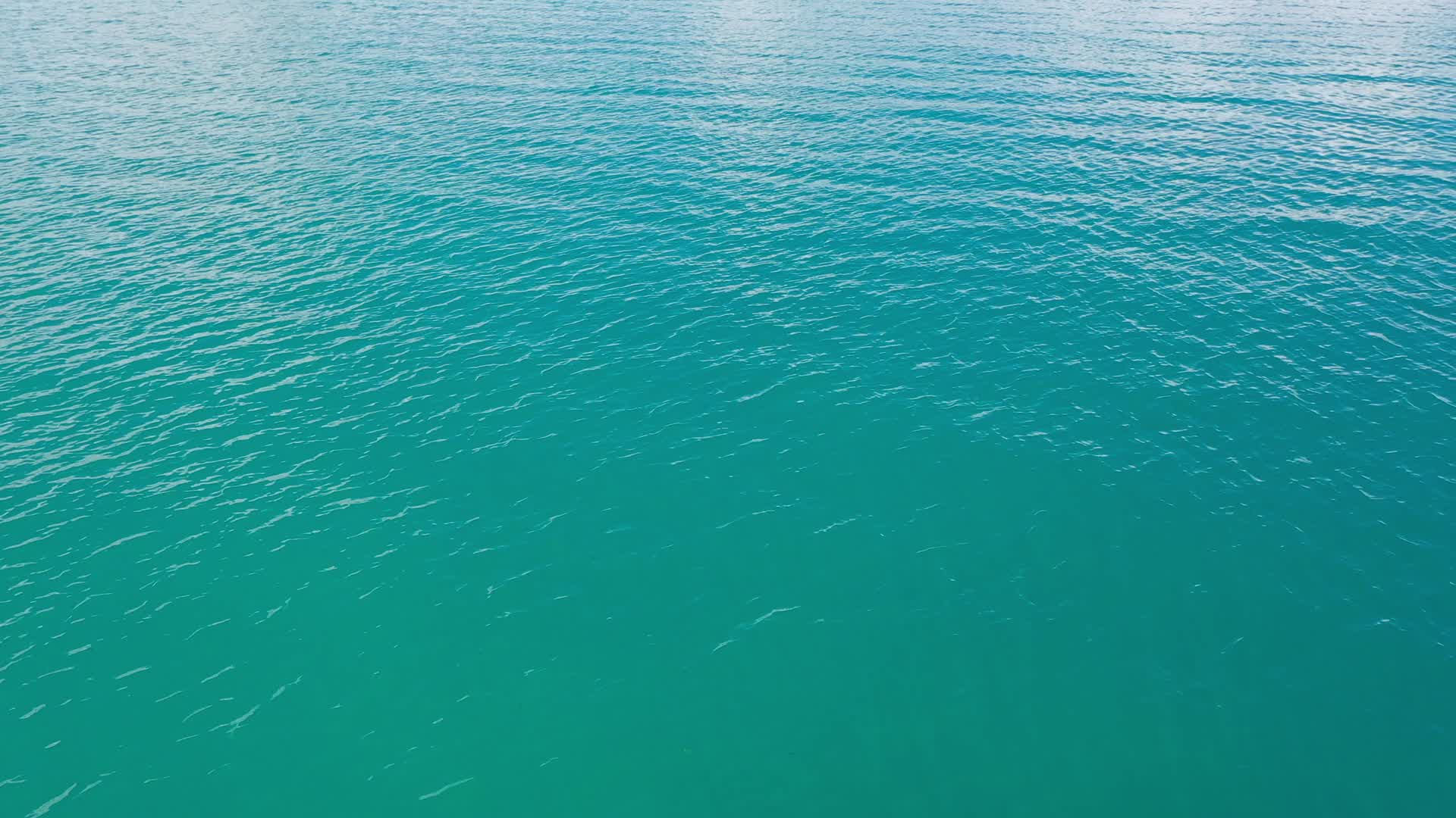 航拍蓝色的纳木错湖面视频的预览图