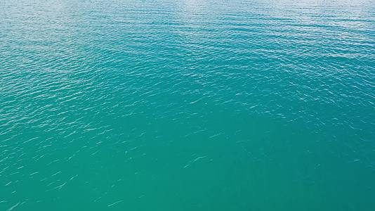 航拍蓝色的纳木错湖面视频的预览图
