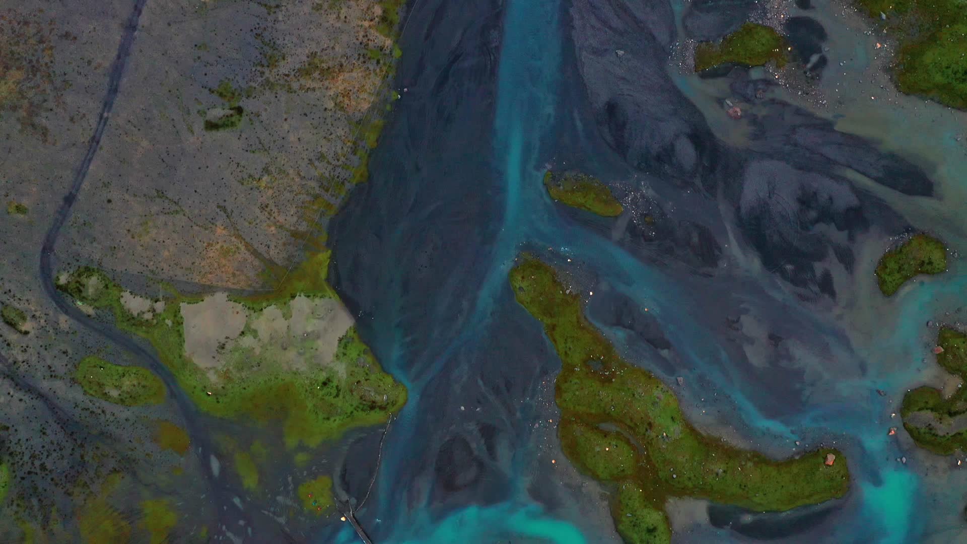 航拍西藏萨普冰川附近的湿地视频的预览图