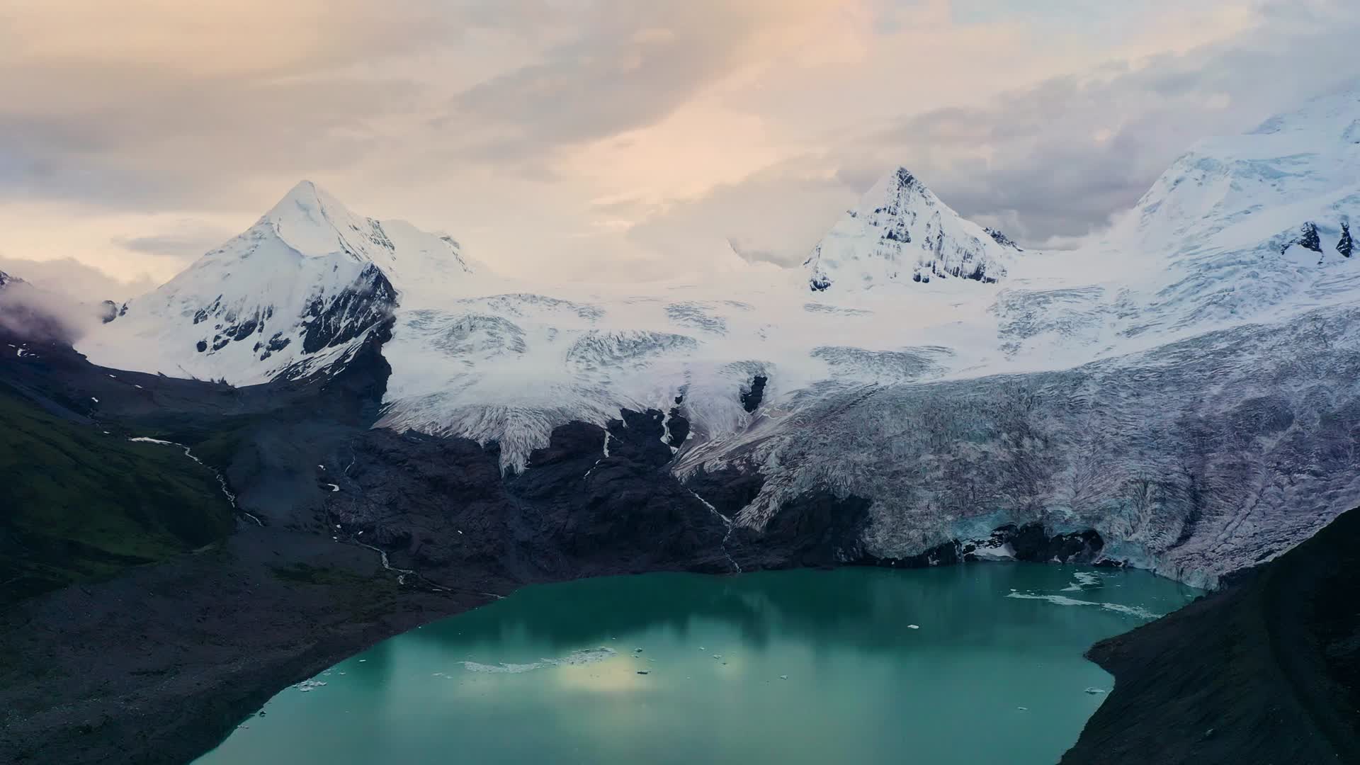 航拍西藏萨普冰川风光视频的预览图