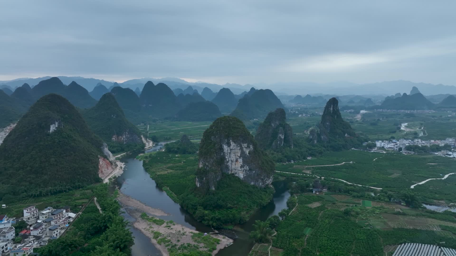 4K航拍桂林清晨群山江水农田视频的预览图