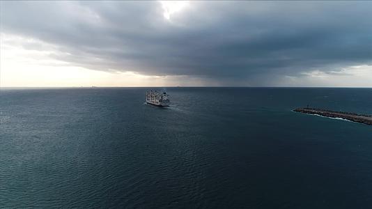 轮船在大海上航行新视频的预览图