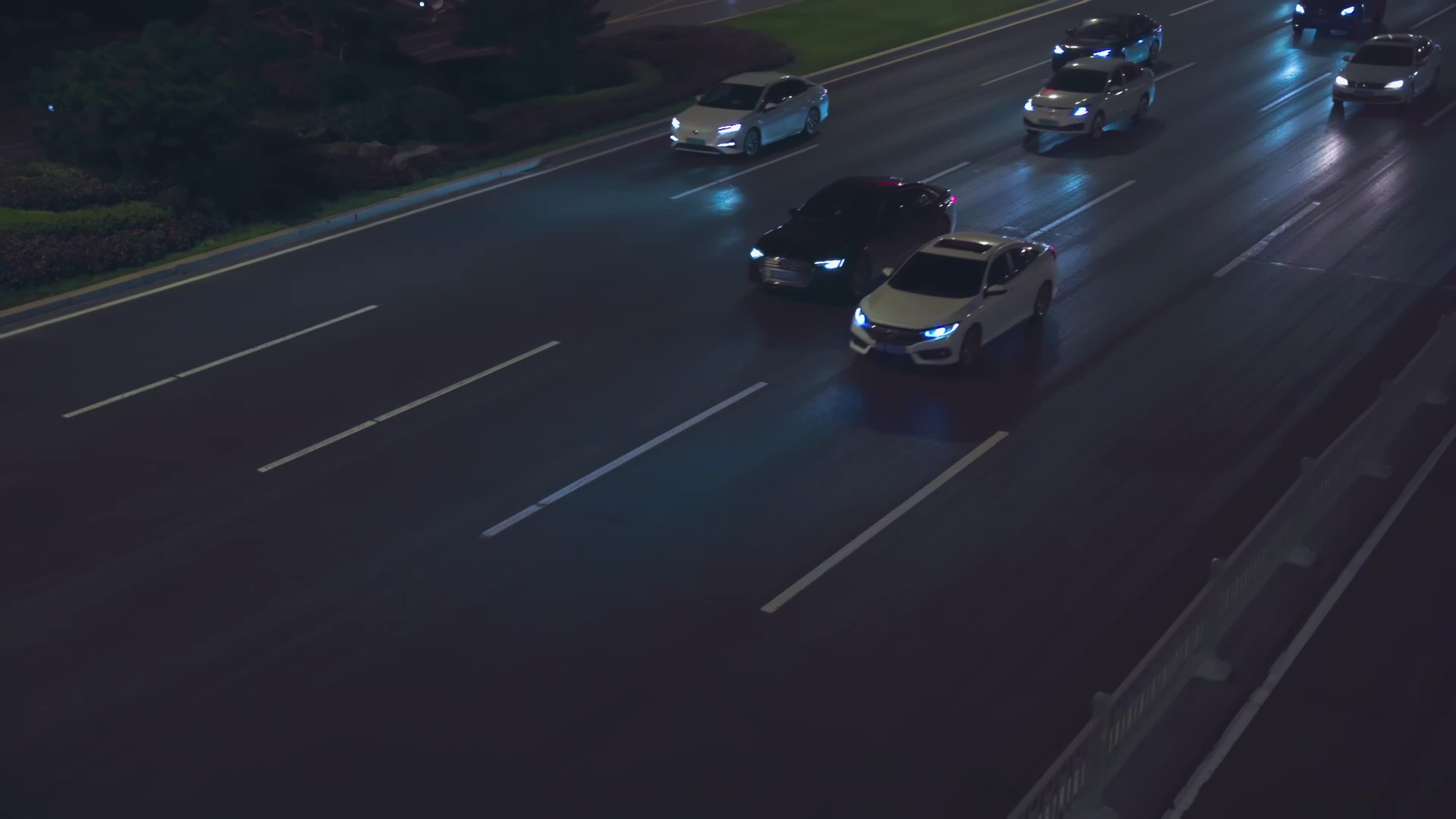 夜晚城市公路交通视频的预览图