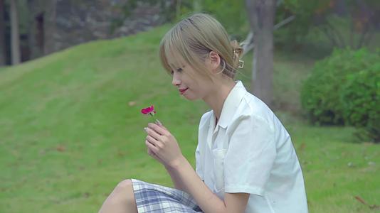 日系女生草坪中享花惬意视频的预览图