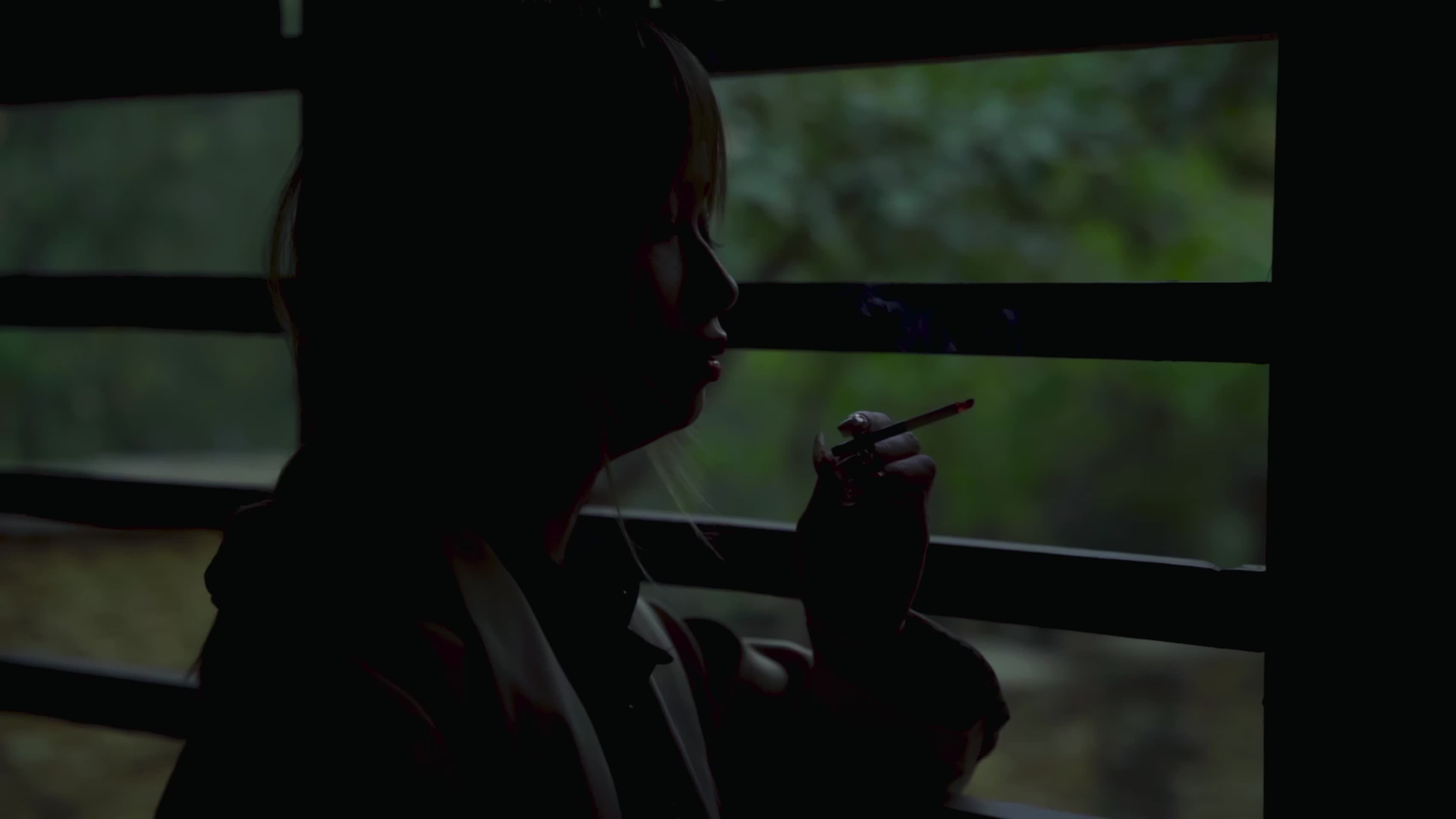木格栅剪影女生惆怅吸烟视频的预览图