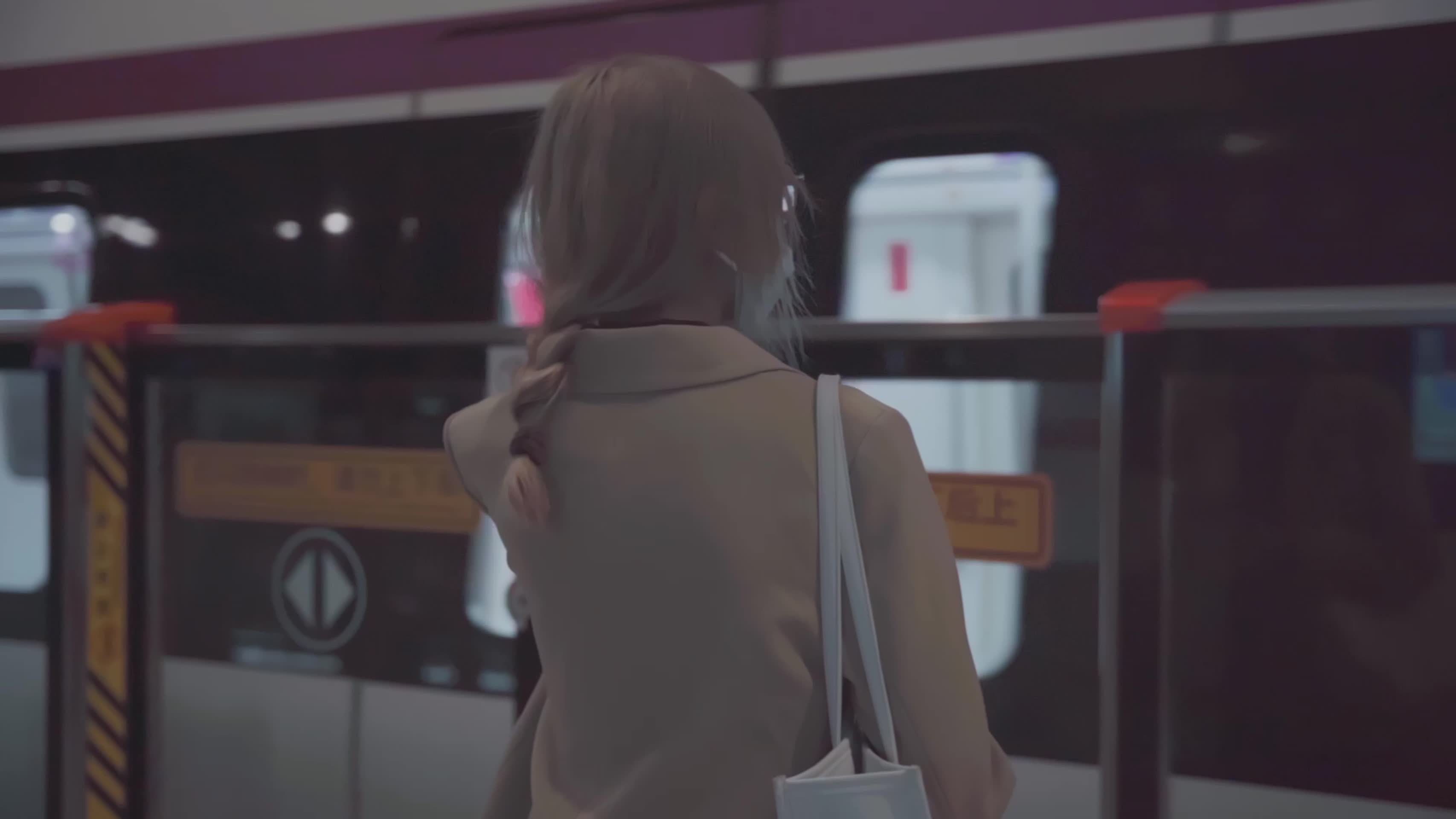 地铁穿行女生站口等待视频的预览图