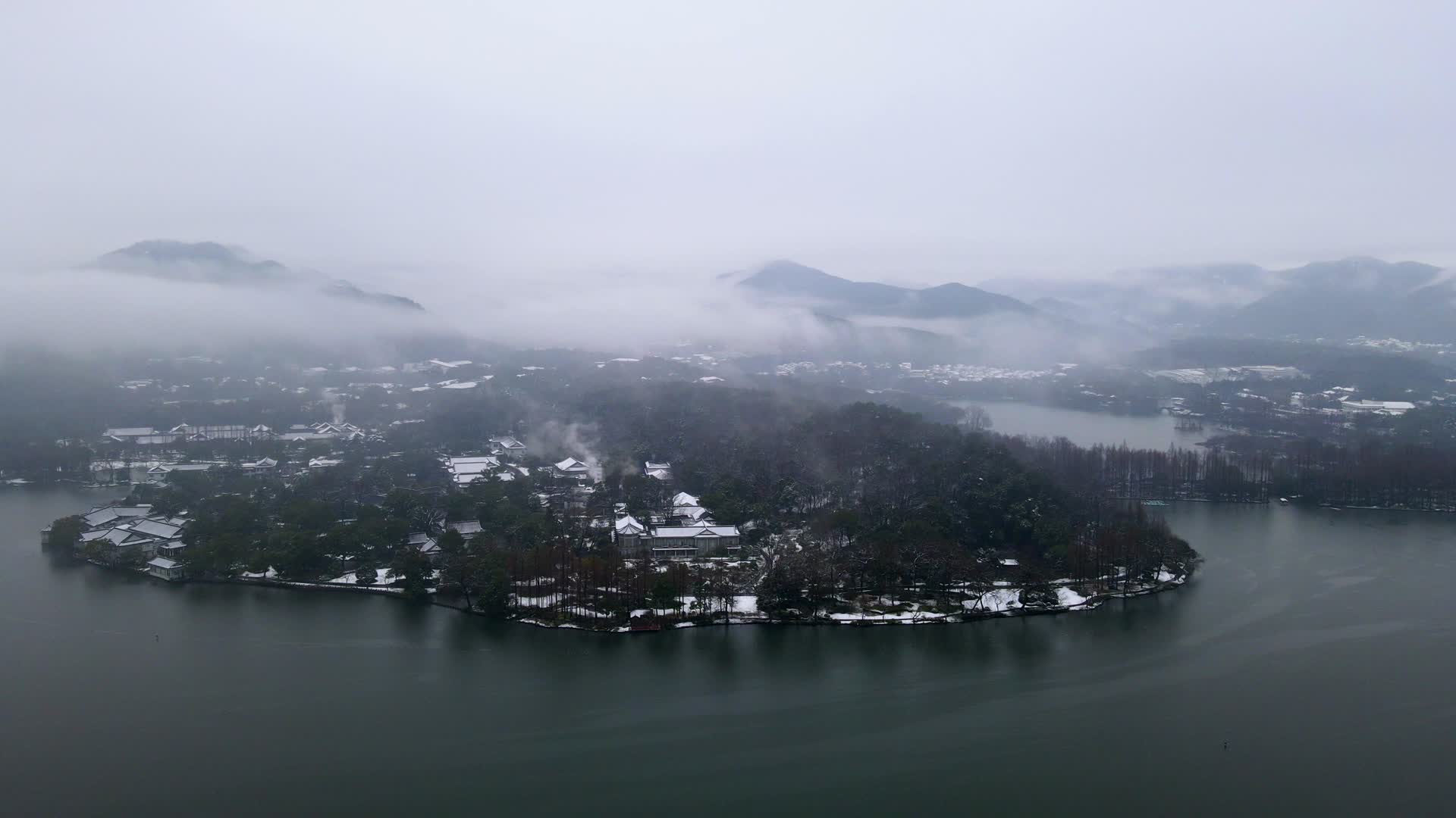 航拍雪中杭州西湖茅家埠视频的预览图