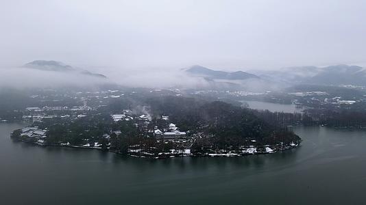 航拍雪中杭州西湖茅家埠视频的预览图
