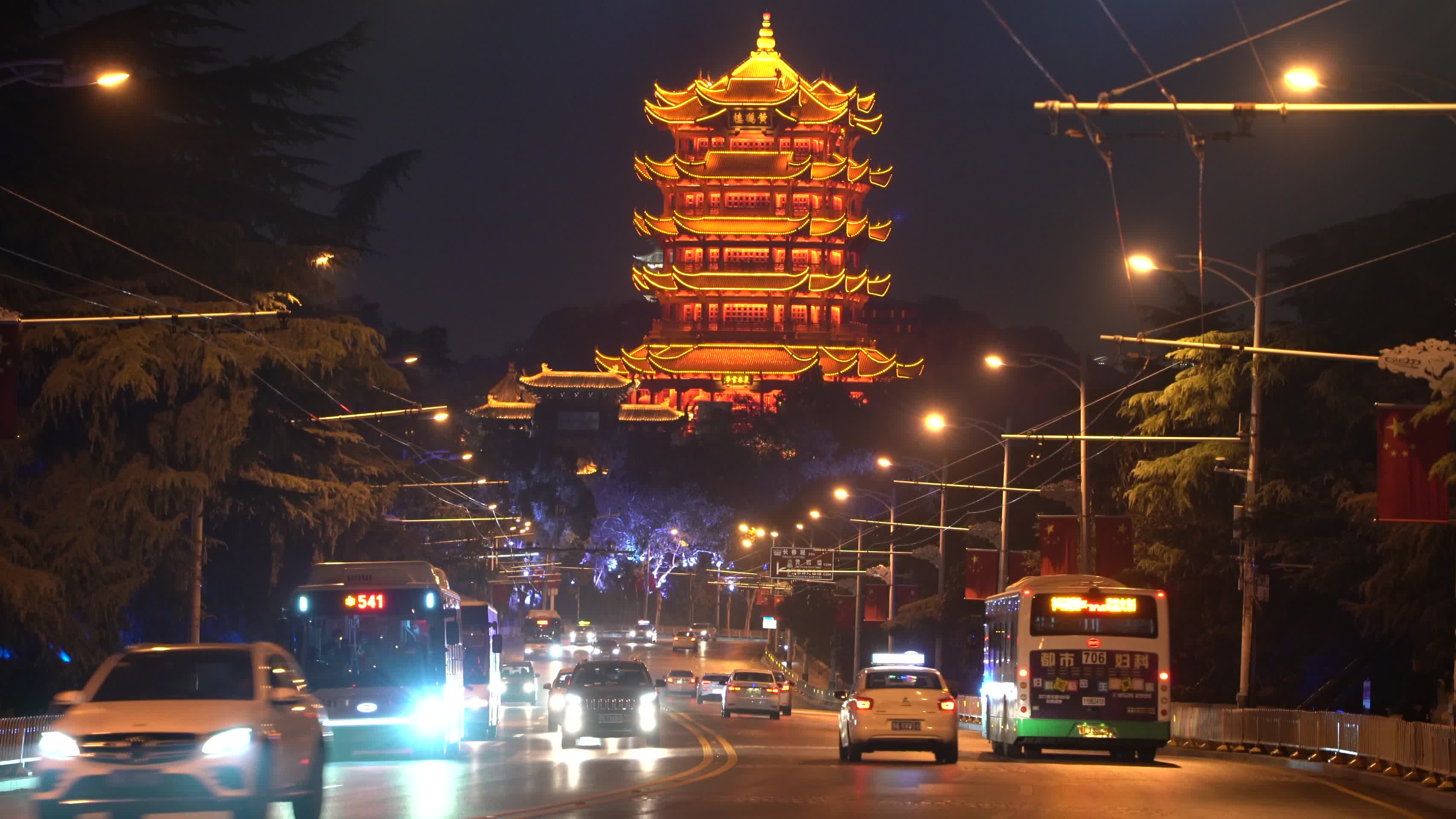 武汉古建筑黄鹤楼夜景车流视频的预览图