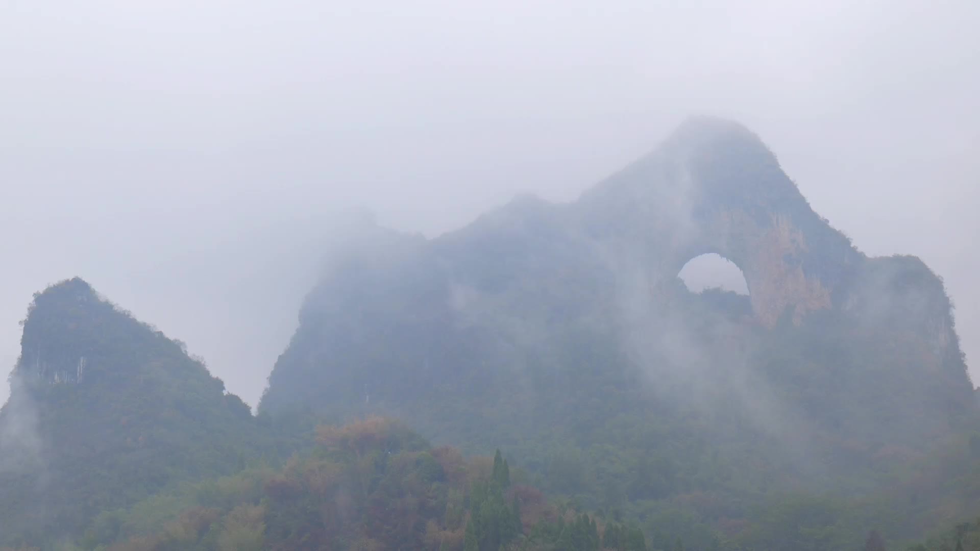月亮山雾起远景视频视频的预览图