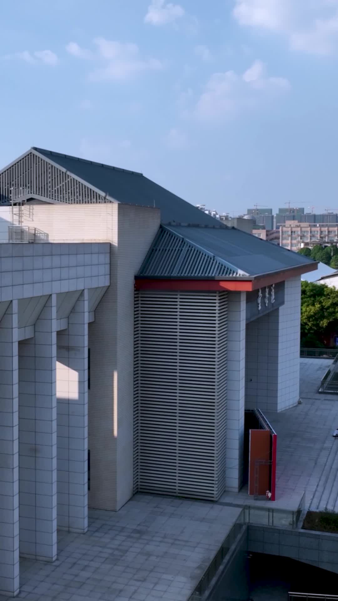 高清竖屏航拍广西大学汇学堂风景视频的预览图