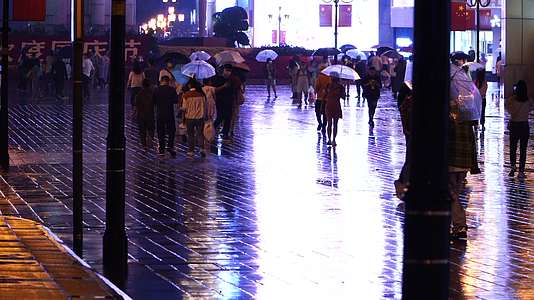 城市夜景人物生活人群街道视频的预览图
