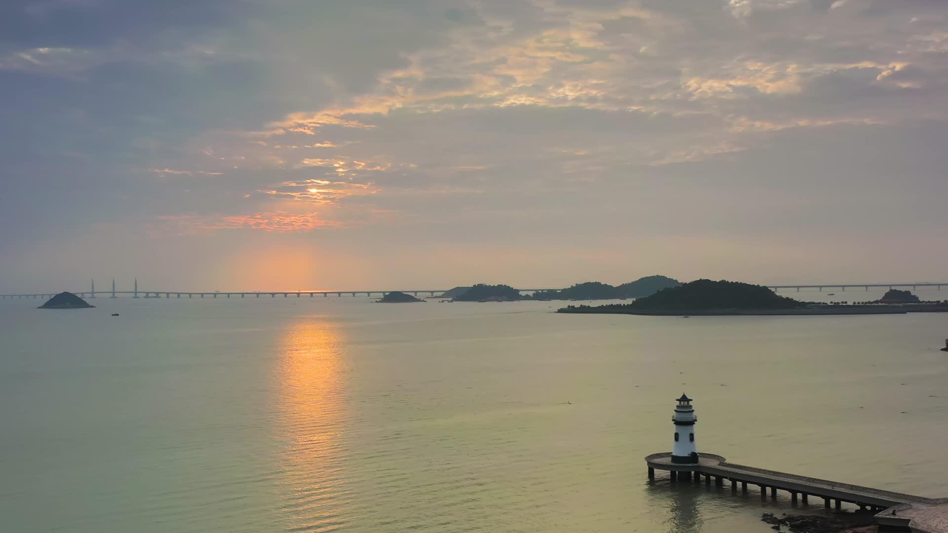 航拍海边日出实拍视频视频的预览图