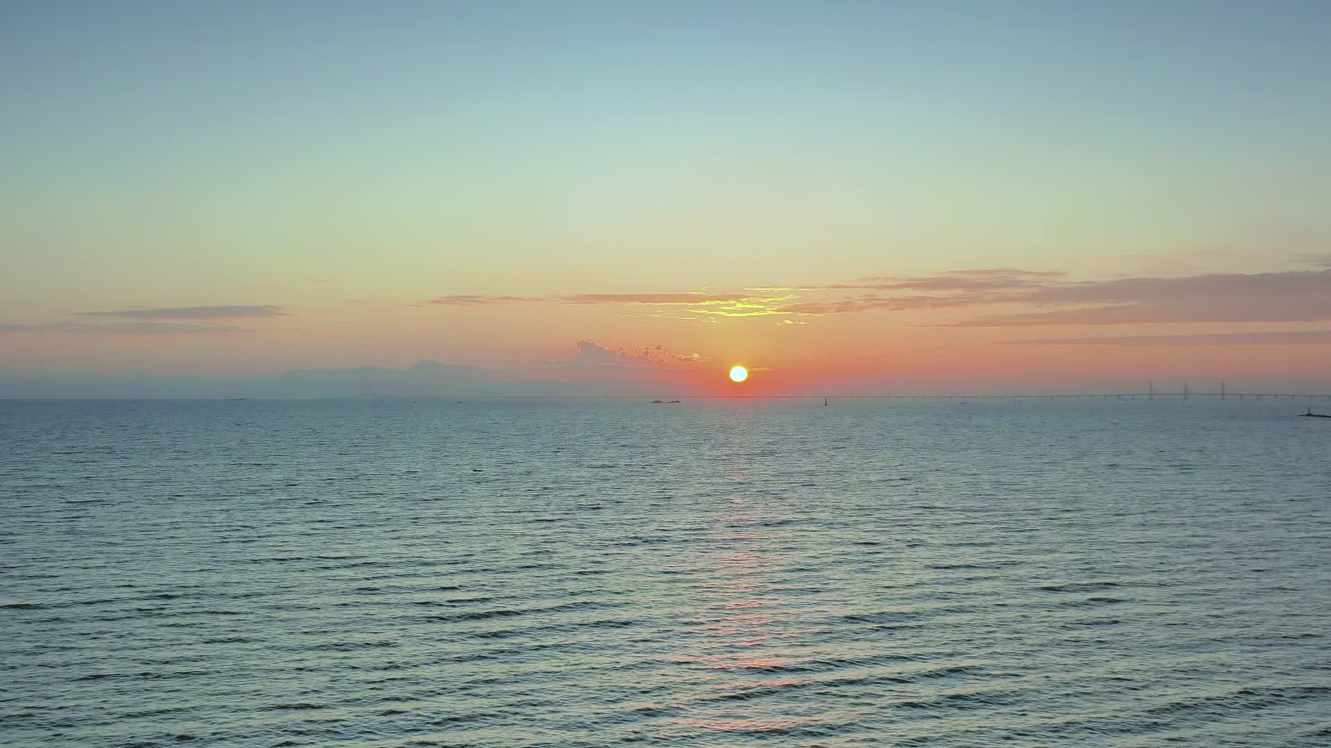 航拍海边日出4k高清视频的预览图