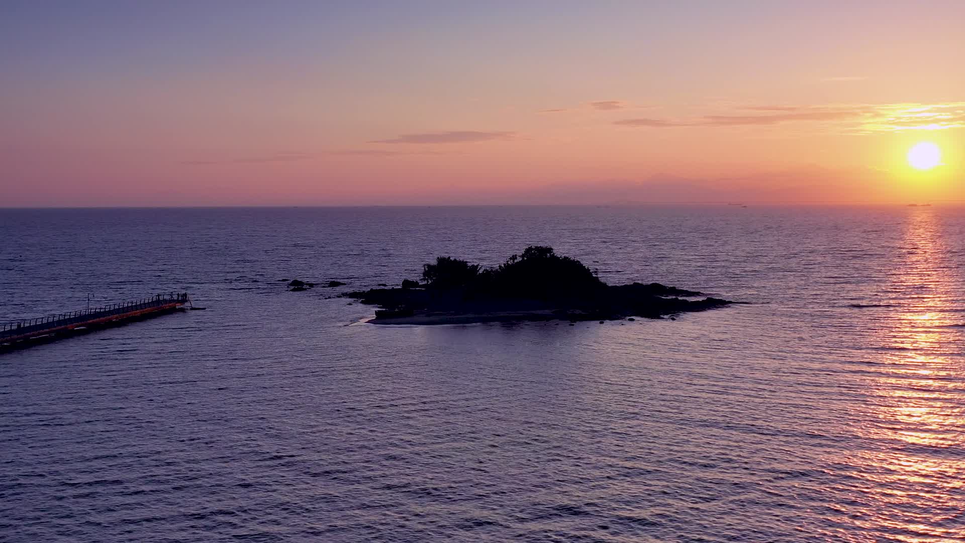 航拍海边日出视频的预览图