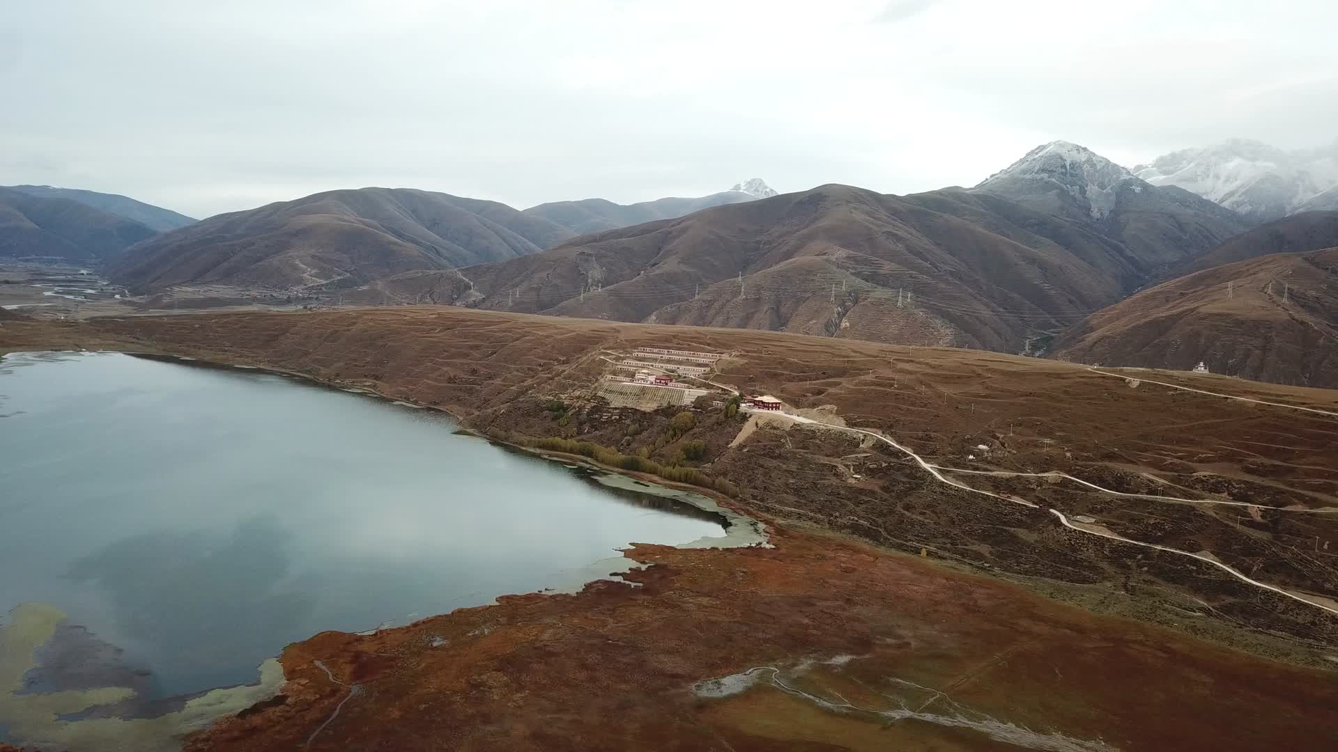航拍高原自然风景湖泊森林草原视频的预览图