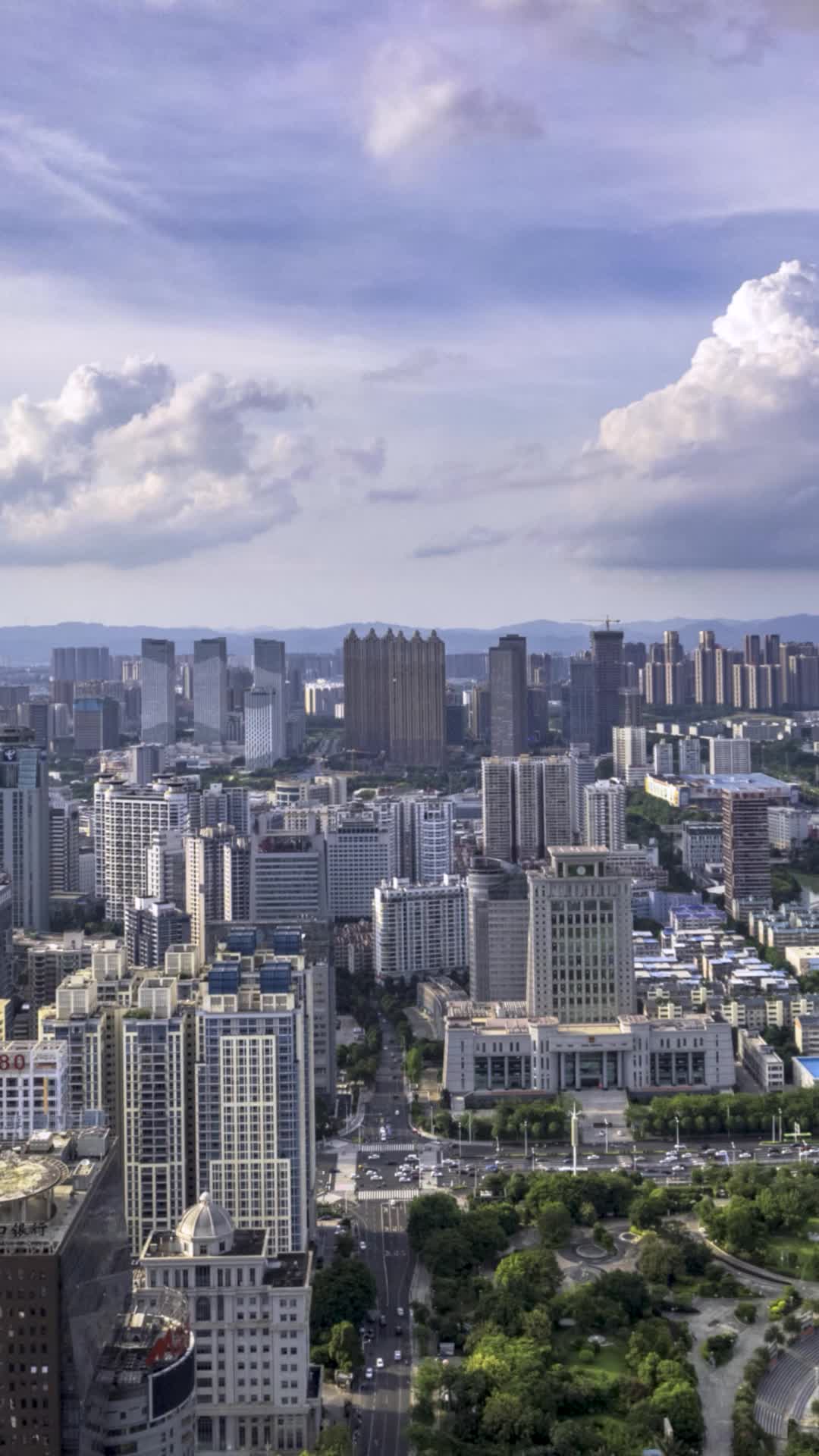高清竖屏延时航拍南宁城市蓝天白云视频的预览图