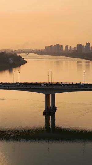 高清竖屏航拍南宁清川大桥黄昏时分视频的预览图
