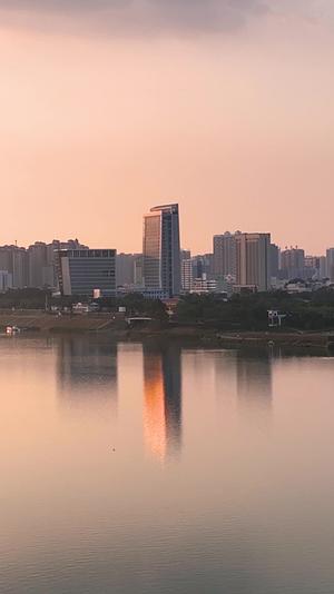高清竖屏航拍南宁清川大桥日落一镜到底视频的预览图