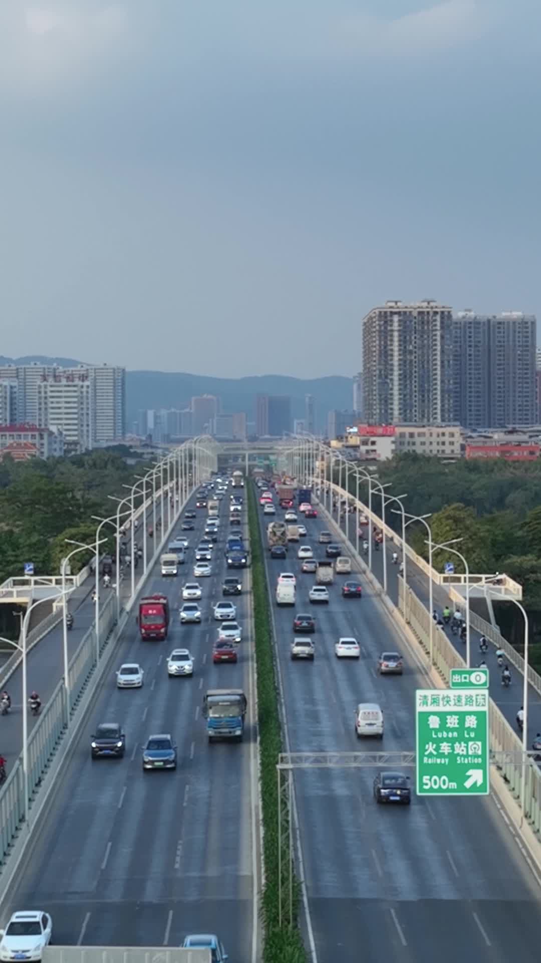 高清竖屏航拍南宁清川大桥车流视频的预览图