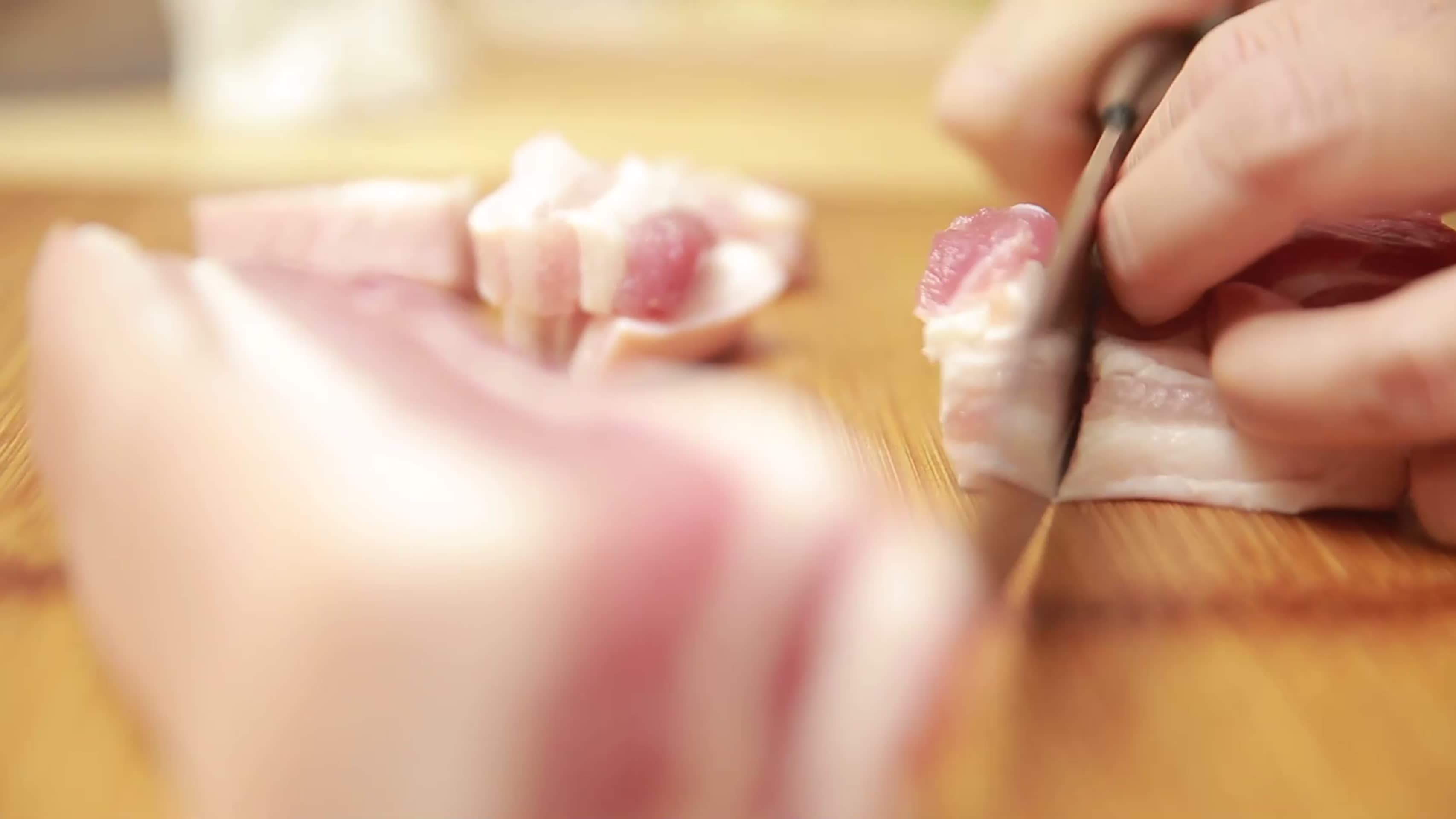 厨师切五花肉块视频的预览图