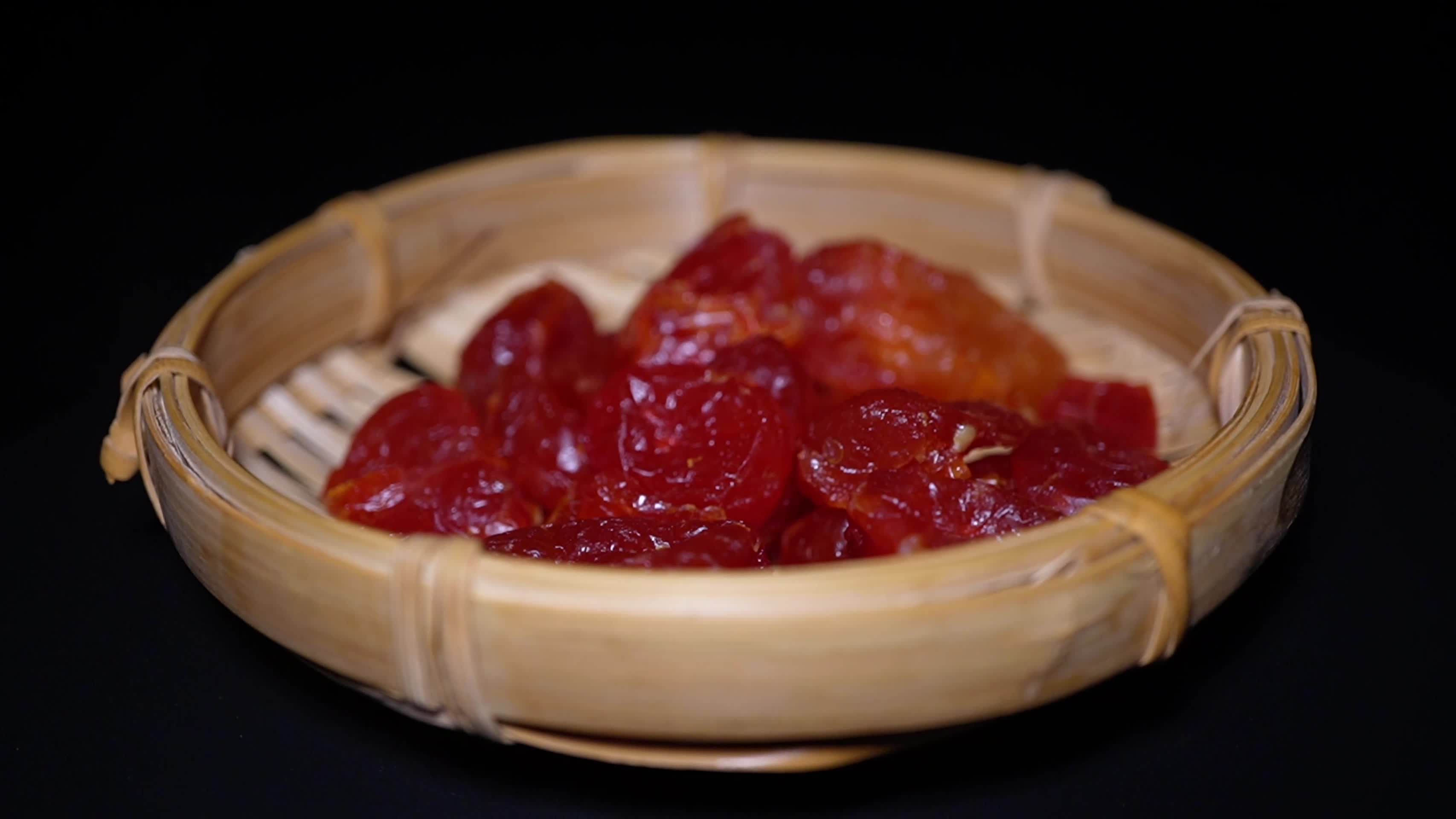 果脯梅子干蜜饯圣女果干西红柿干视频的预览图