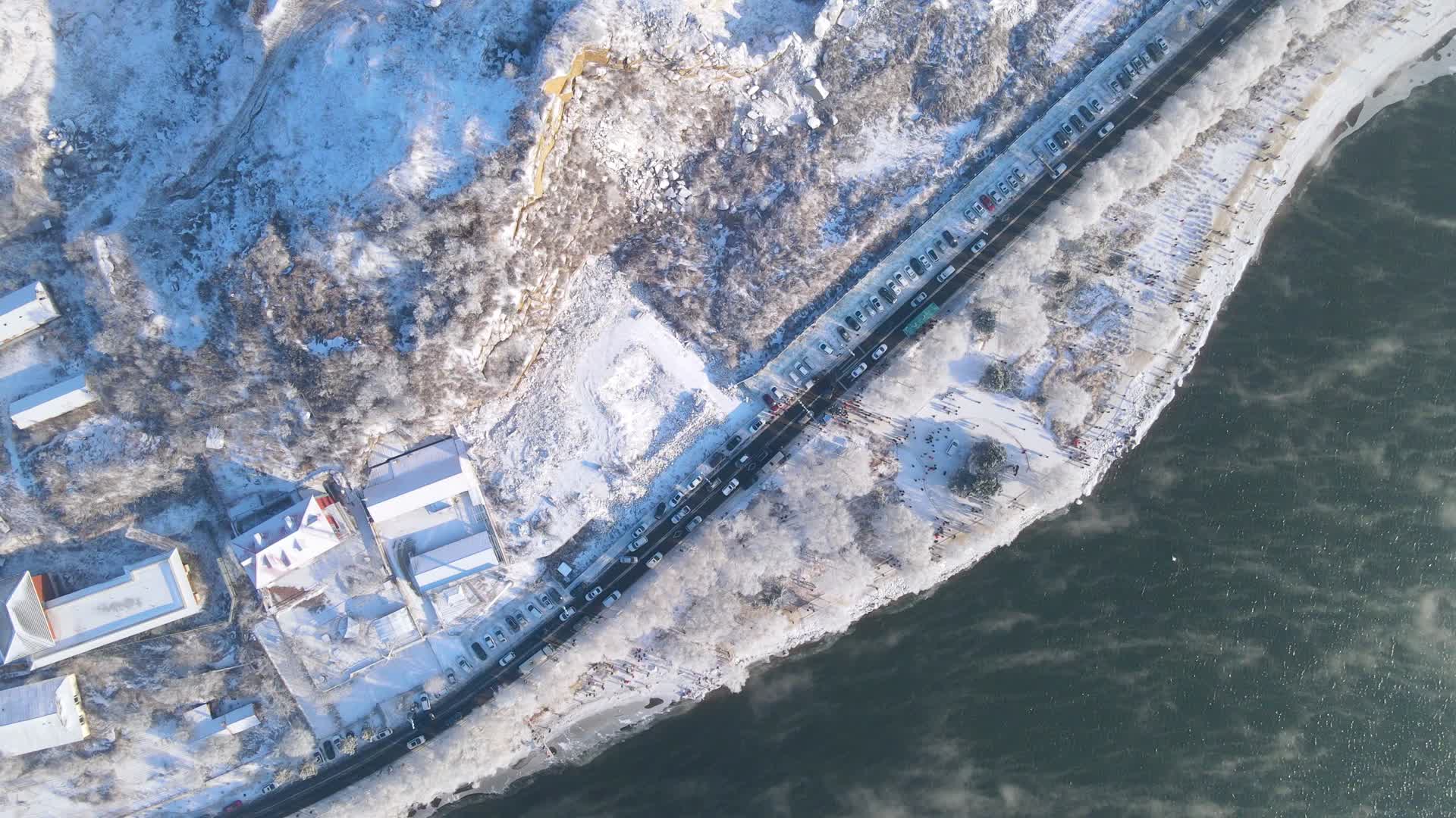 俯拍吉林松花江和雾凇视频的预览图