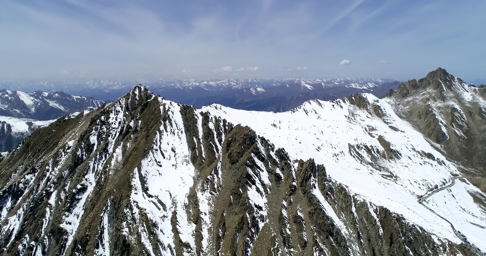 4K巴朗山垭口雪山视频的预览图