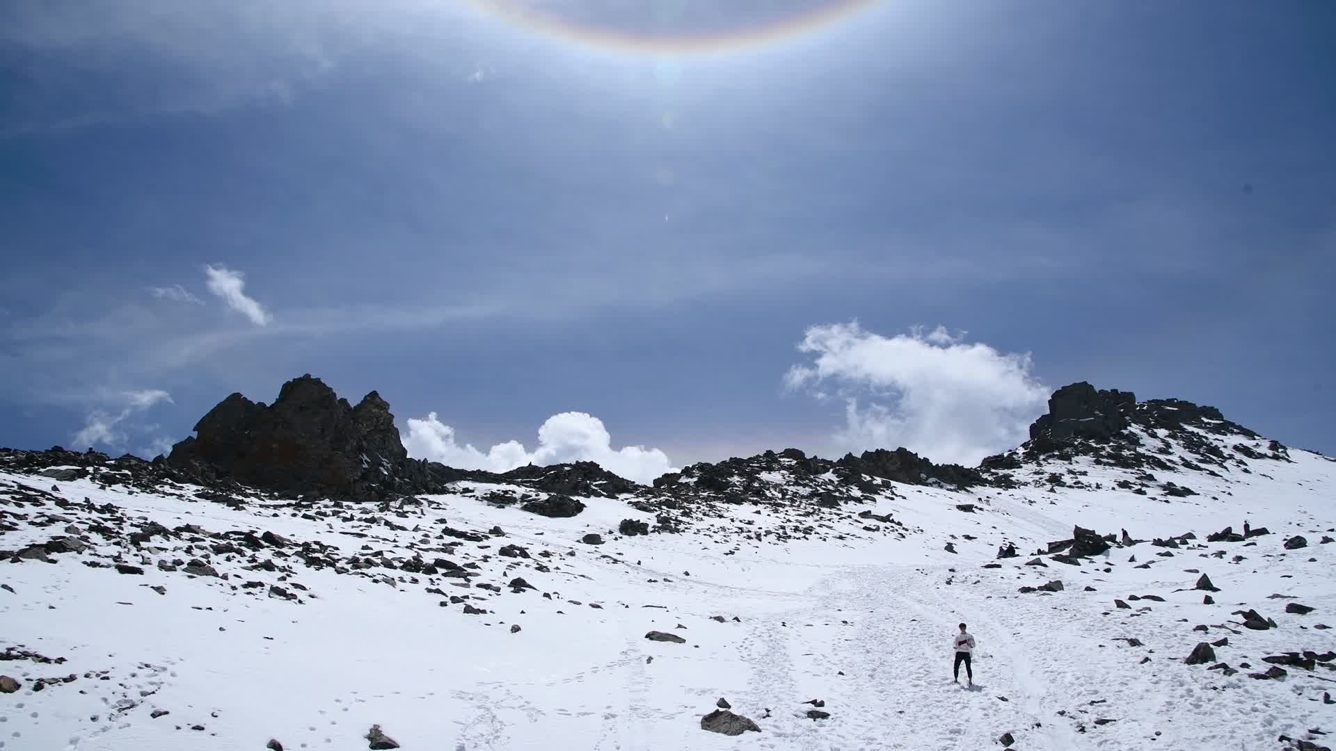 4K巴朗山垭口雪山视频的预览图