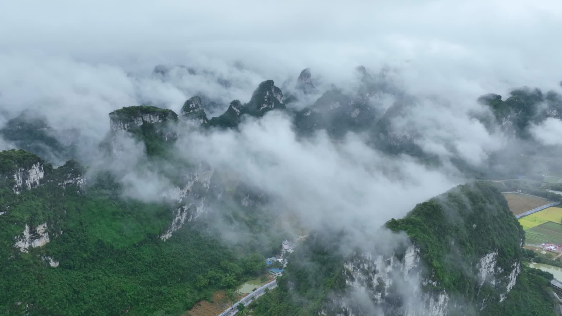 4K航拍崇左群山云雾环绕视频的预览图
