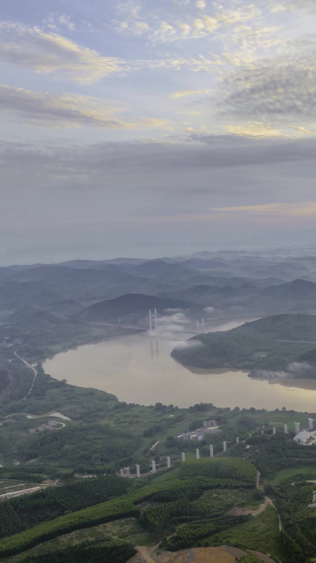 高清竖屏延时航拍南宁大桥黄昏时分云海视频的预览图
